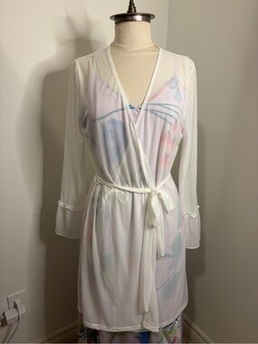 NWT LA VIE EN ROSE White Sheer Ruffle Sleeve Wrap Robe SIZE MEDIUM